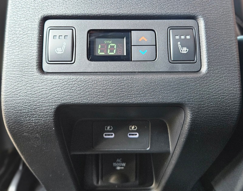 Mitsubishi Outlander Plug-In Hybrid Vehicle Full-screen Gallery Image 13