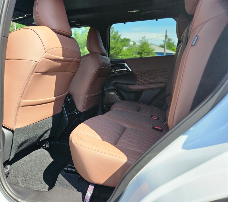 Mitsubishi Outlander Plug-In Hybrid Vehicle Full-screen Gallery Image 14