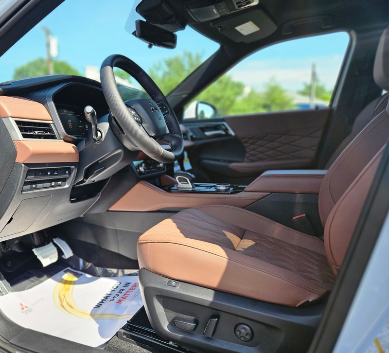 Mitsubishi Outlander Plug-In Hybrid Vehicle Full-screen Gallery Image 15