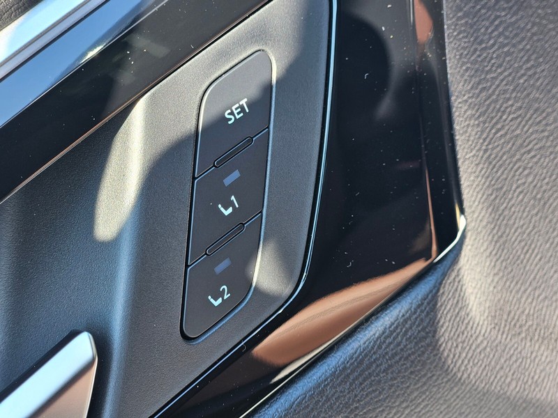 Mitsubishi Outlander Plug-In Hybrid Vehicle Full-screen Gallery Image 16