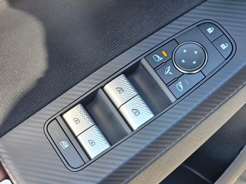 Mitsubishi Outlander Plug-In Hybrid Vehicle Full-screen Gallery Image 17