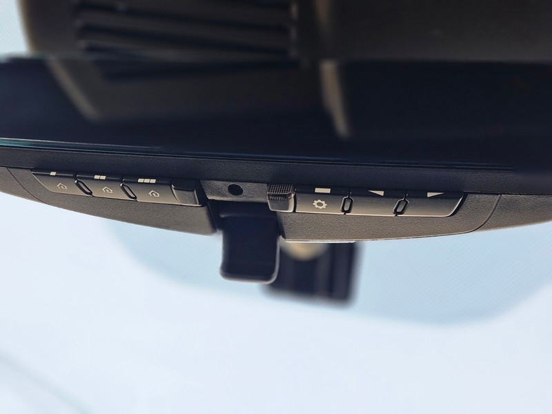 Mitsubishi Outlander Plug-In Hybrid Vehicle Full-screen Gallery Image 18