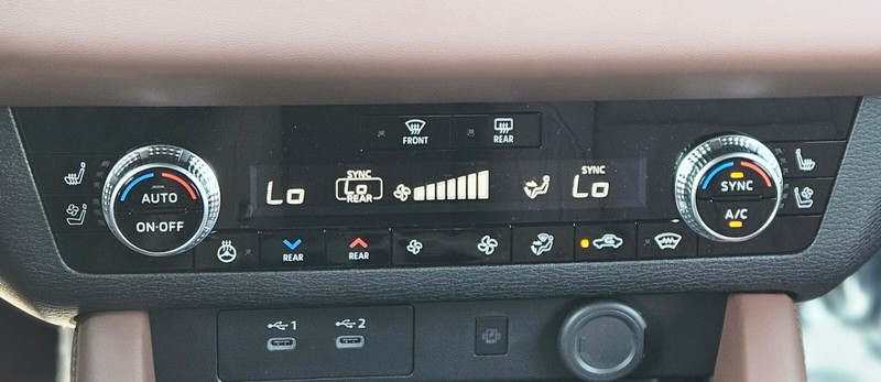 Mitsubishi Outlander Plug-In Hybrid Vehicle Full-screen Gallery Image 21