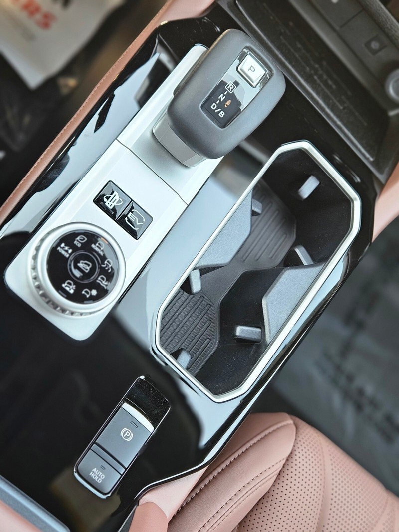 Mitsubishi Outlander Plug-In Hybrid Vehicle Full-screen Gallery Image 22