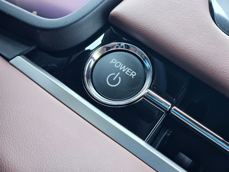 Mitsubishi Outlander Plug-In Hybrid Vehicle Full-screen Gallery Image 23