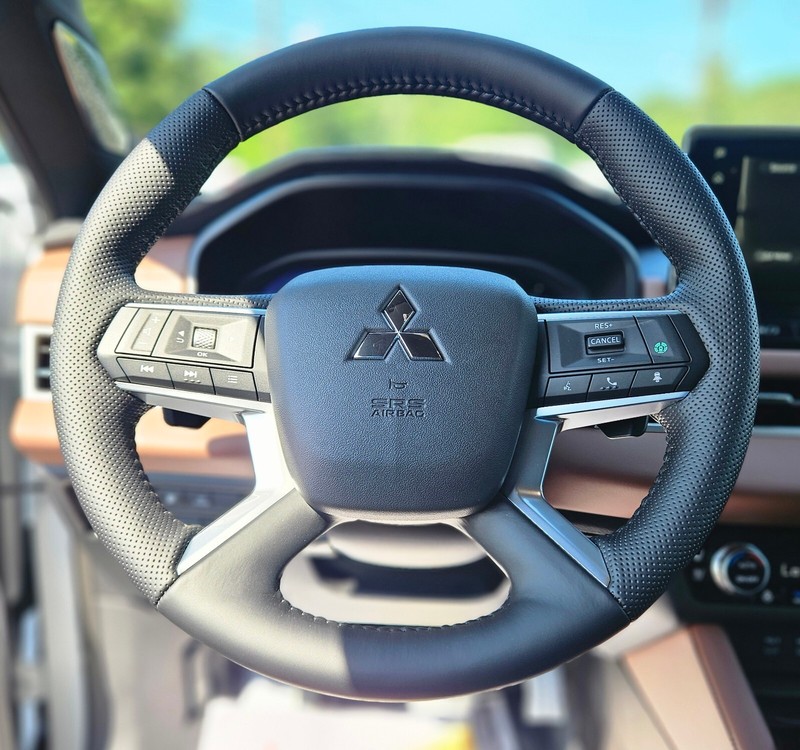 Mitsubishi Outlander Plug-In Hybrid Vehicle Full-screen Gallery Image 24
