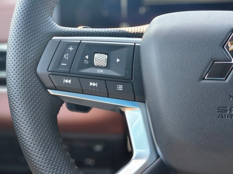 Mitsubishi Outlander Plug-In Hybrid Vehicle Full-screen Gallery Image 25