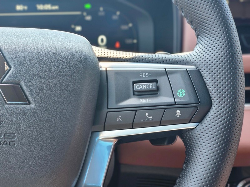 Mitsubishi Outlander Plug-In Hybrid Vehicle Full-screen Gallery Image 26
