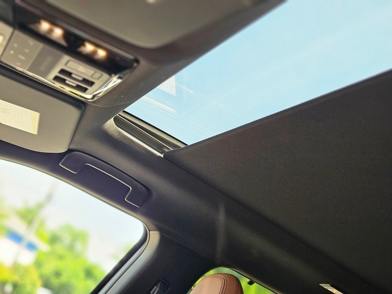 Mitsubishi Outlander Plug-In Hybrid Vehicle Full-screen Gallery Image 30