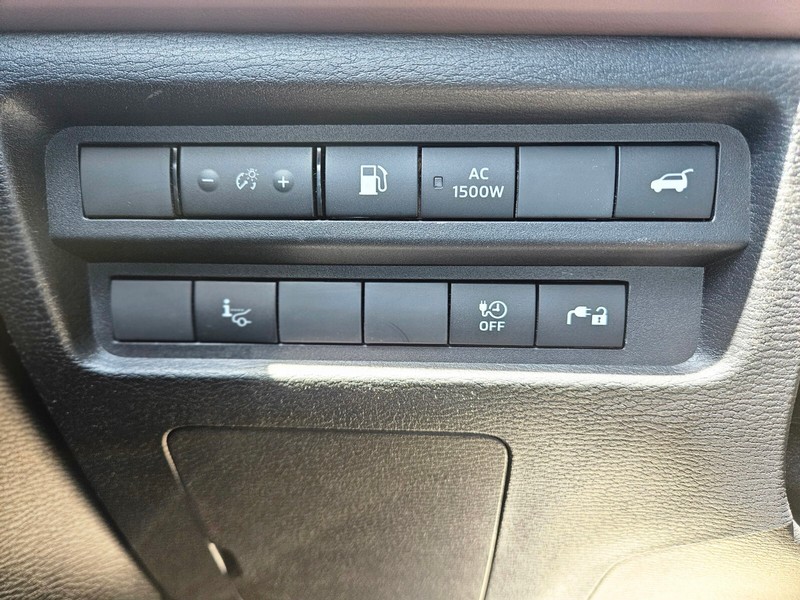 Mitsubishi Outlander Plug-In Hybrid Vehicle Full-screen Gallery Image 31