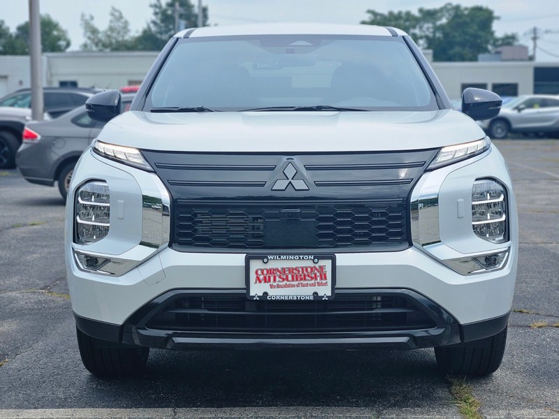 Mitsubishi Outlander Vehicle Full-screen Gallery Image 03