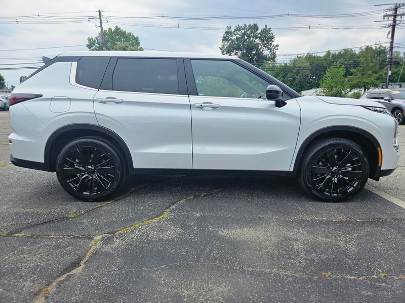 Mitsubishi Outlander Vehicle Full-screen Gallery Image 05