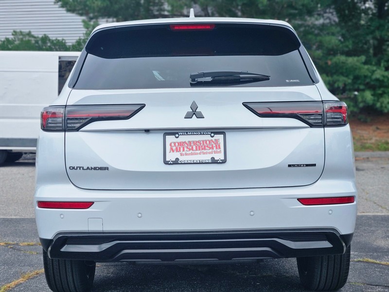 Mitsubishi Outlander Vehicle Full-screen Gallery Image 07