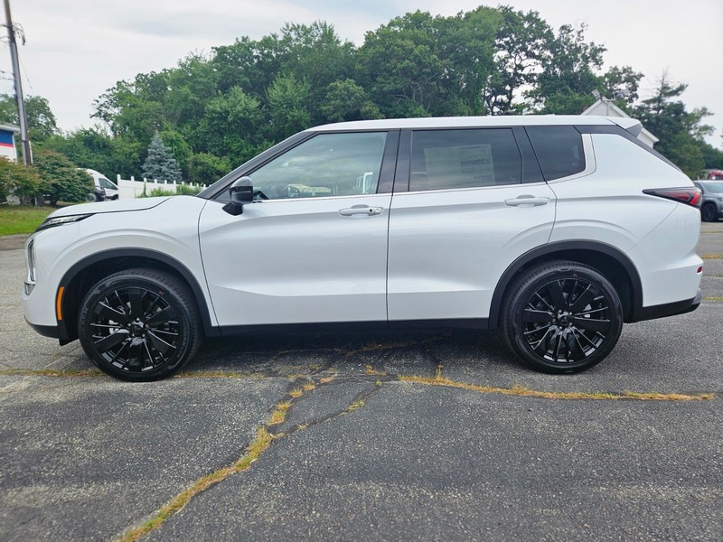 Mitsubishi Outlander Vehicle Full-screen Gallery Image 09