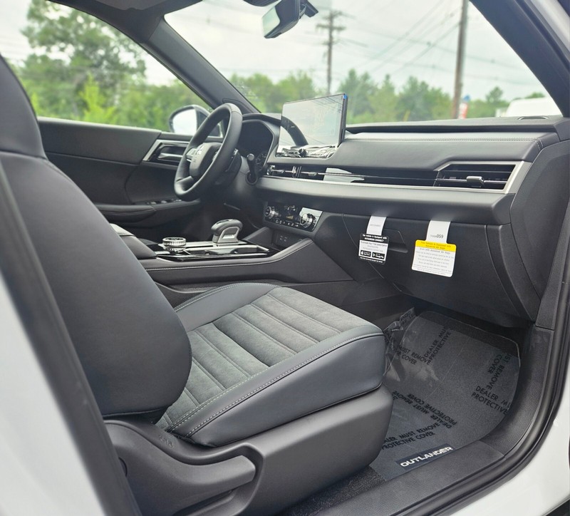 Mitsubishi Outlander Vehicle Full-screen Gallery Image 10