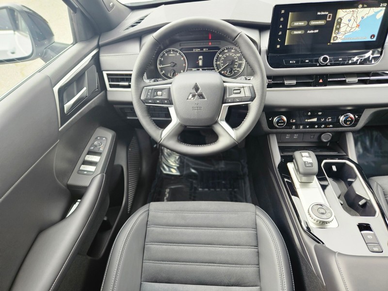Mitsubishi Outlander Vehicle Full-screen Gallery Image 12