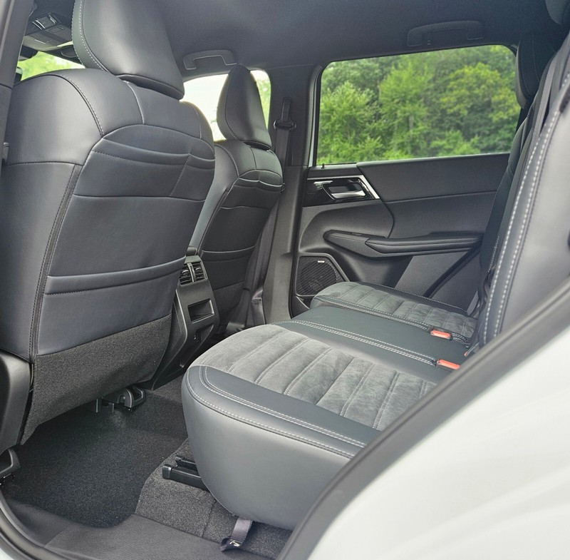 Mitsubishi Outlander Vehicle Full-screen Gallery Image 14