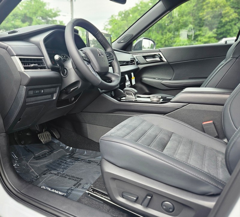 Mitsubishi Outlander Vehicle Full-screen Gallery Image 15