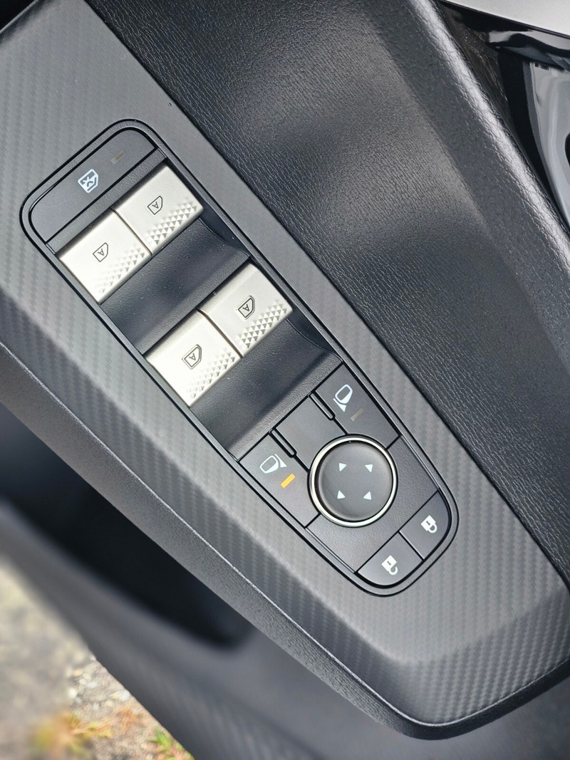 Mitsubishi Outlander Vehicle Full-screen Gallery Image 16
