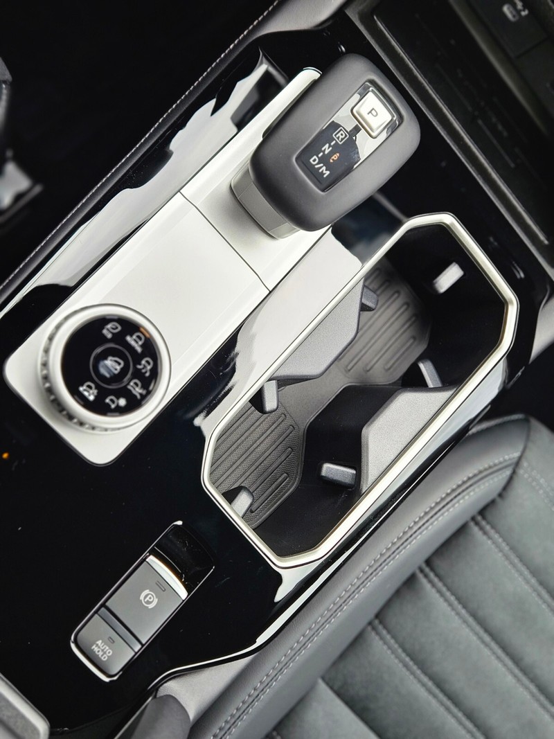 Mitsubishi Outlander Vehicle Full-screen Gallery Image 21