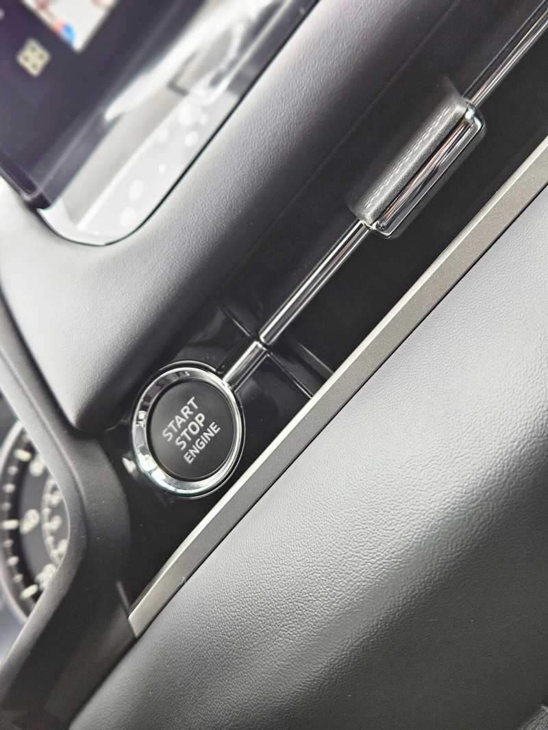 Mitsubishi Outlander Vehicle Full-screen Gallery Image 22