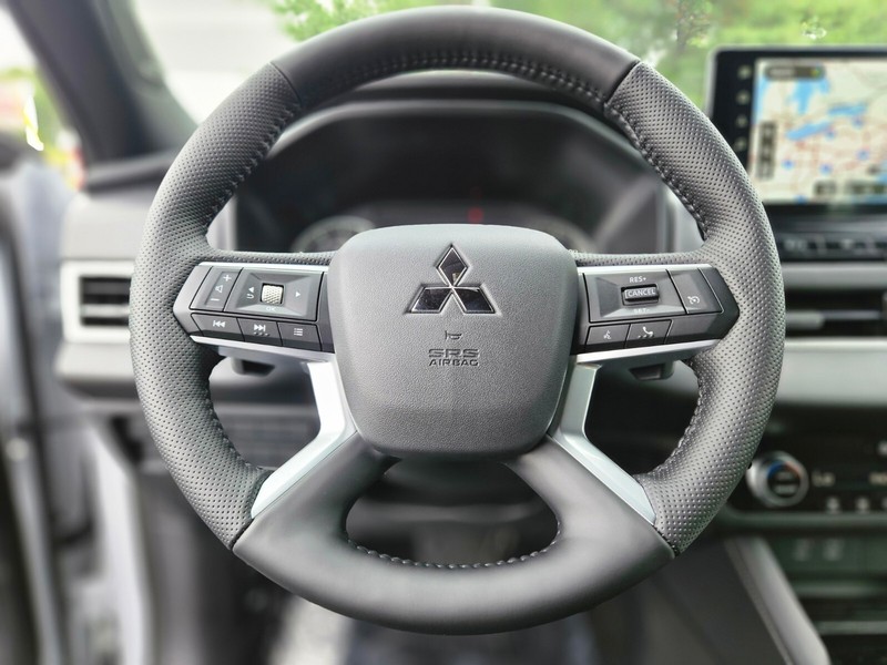 Mitsubishi Outlander Vehicle Full-screen Gallery Image 23