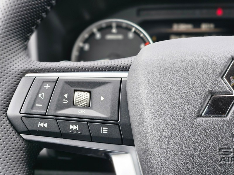 Mitsubishi Outlander Vehicle Full-screen Gallery Image 24