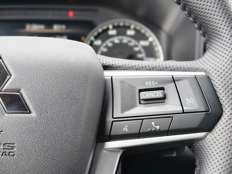 Mitsubishi Outlander Vehicle Full-screen Gallery Image 25