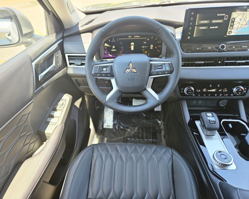 Mitsubishi Outlander Vehicle Full-screen Gallery Image 11
