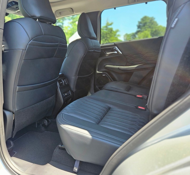 Mitsubishi Outlander Vehicle Full-screen Gallery Image 14