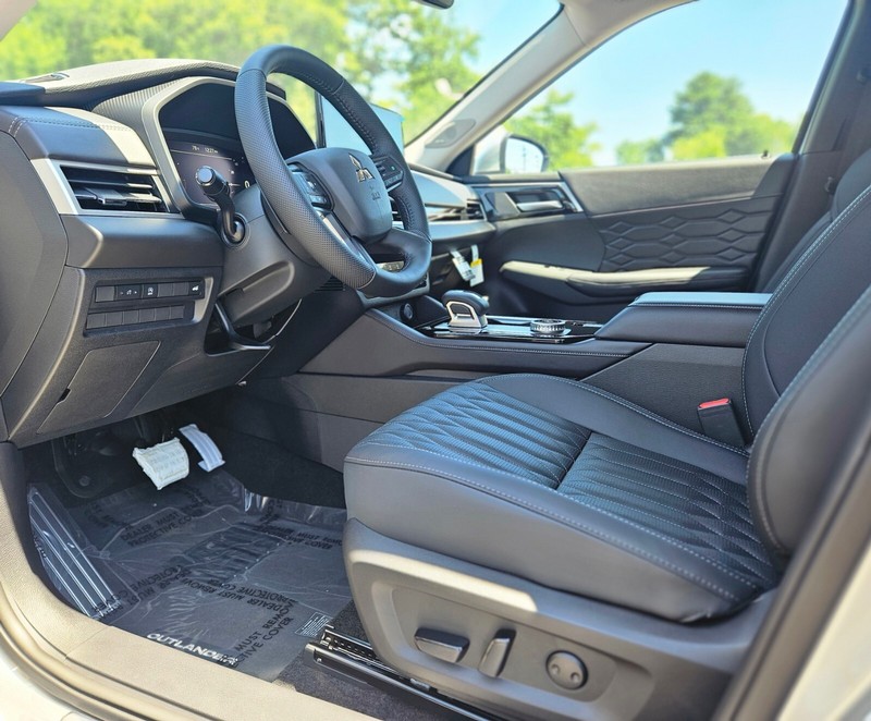 Mitsubishi Outlander Vehicle Full-screen Gallery Image 15