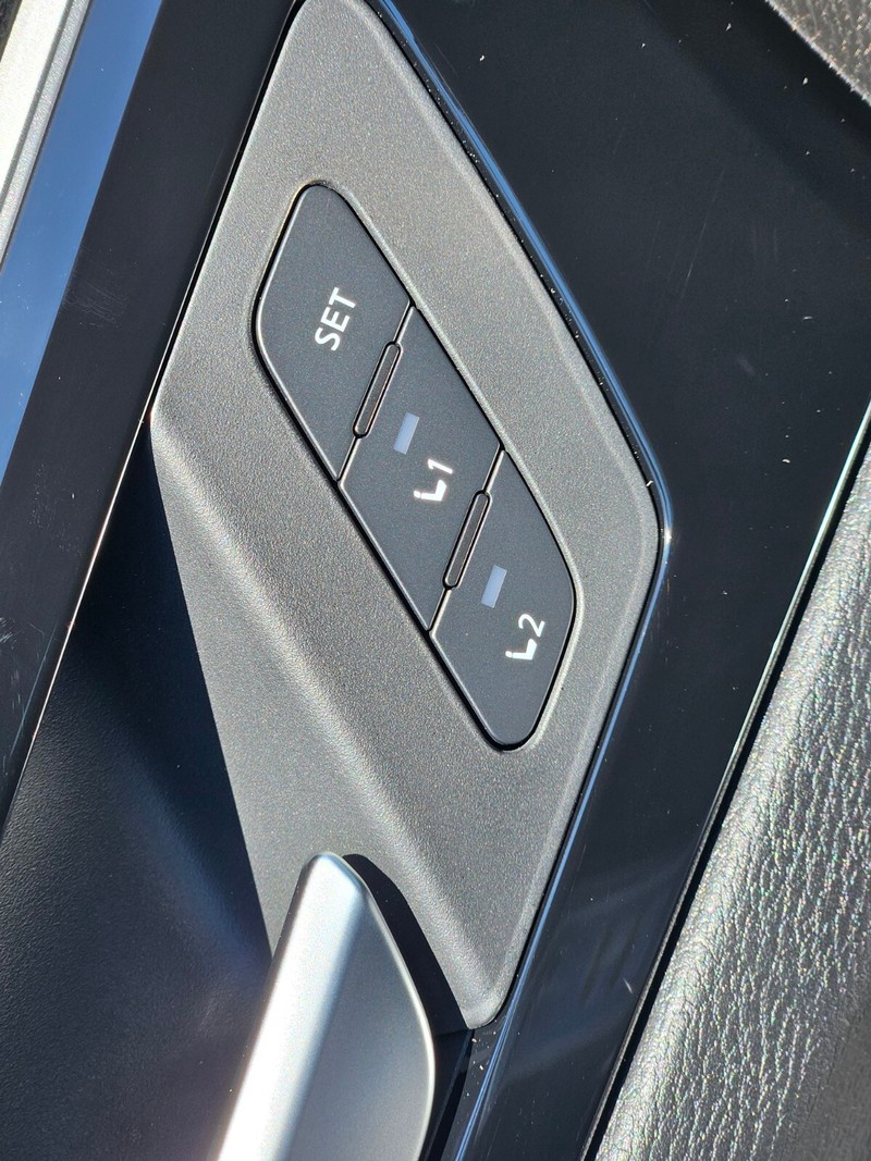 Mitsubishi Outlander Vehicle Full-screen Gallery Image 16
