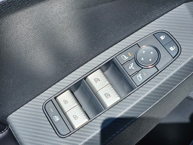Mitsubishi Outlander Vehicle Full-screen Gallery Image 17