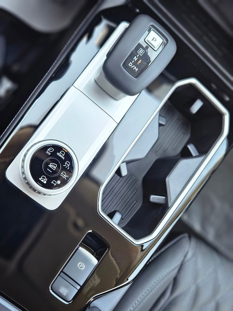 Mitsubishi Outlander Vehicle Full-screen Gallery Image 22