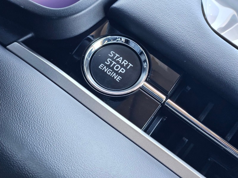 Mitsubishi Outlander Vehicle Full-screen Gallery Image 23