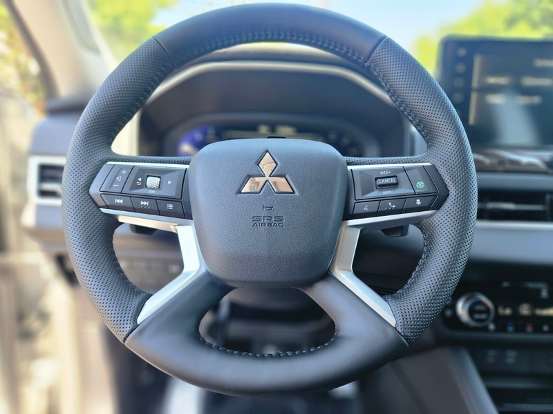 Mitsubishi Outlander Vehicle Full-screen Gallery Image 24