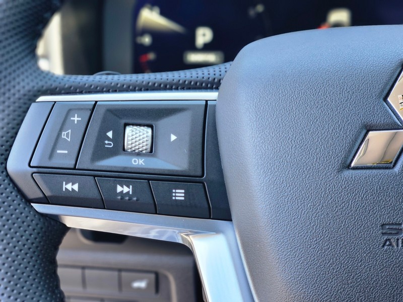 Mitsubishi Outlander Vehicle Full-screen Gallery Image 25