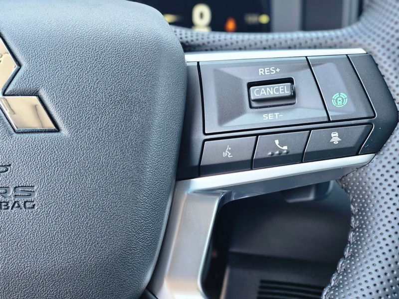 Mitsubishi Outlander Vehicle Full-screen Gallery Image 26