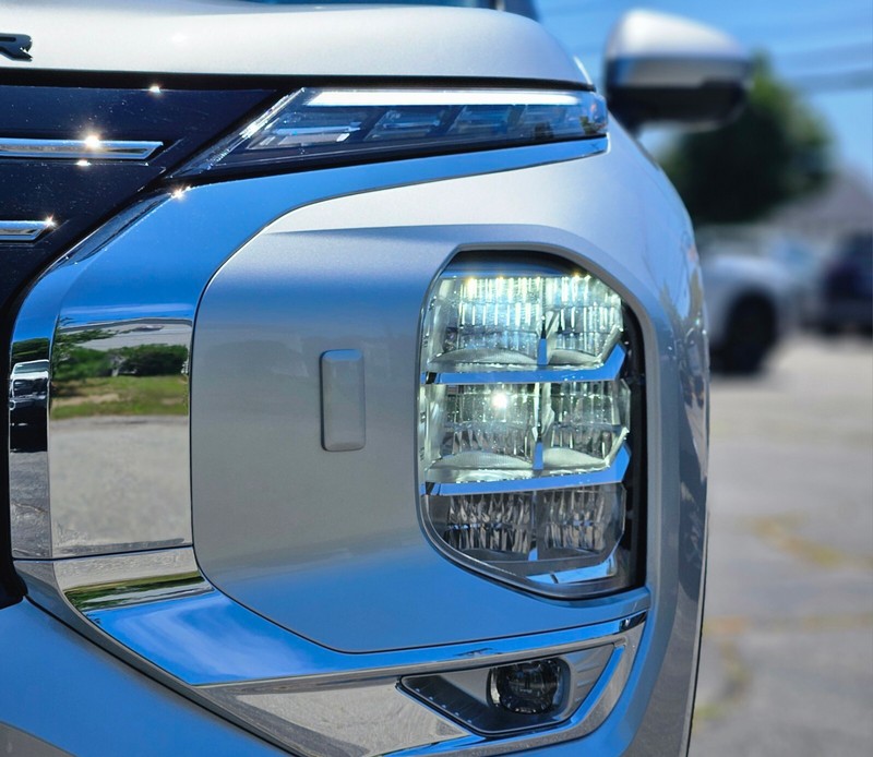 Mitsubishi Outlander Vehicle Full-screen Gallery Image 32
