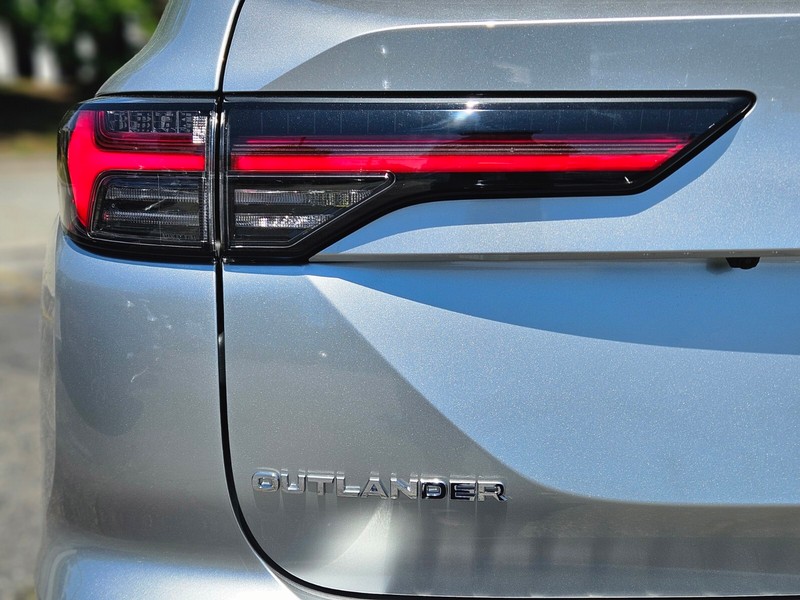 Mitsubishi Outlander Vehicle Full-screen Gallery Image 33