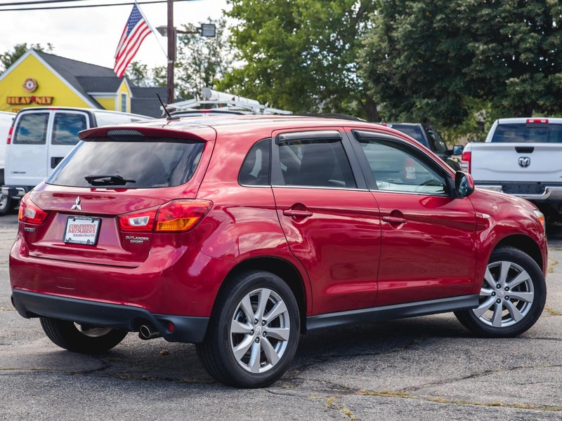 Mitsubishi Outlander Sport Vehicle Full-screen Gallery Image 06