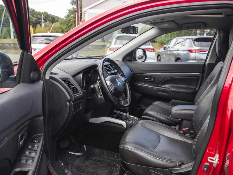 Mitsubishi Outlander Sport Vehicle Full-screen Gallery Image 11