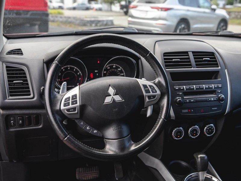 Mitsubishi Outlander Sport Vehicle Full-screen Gallery Image 12