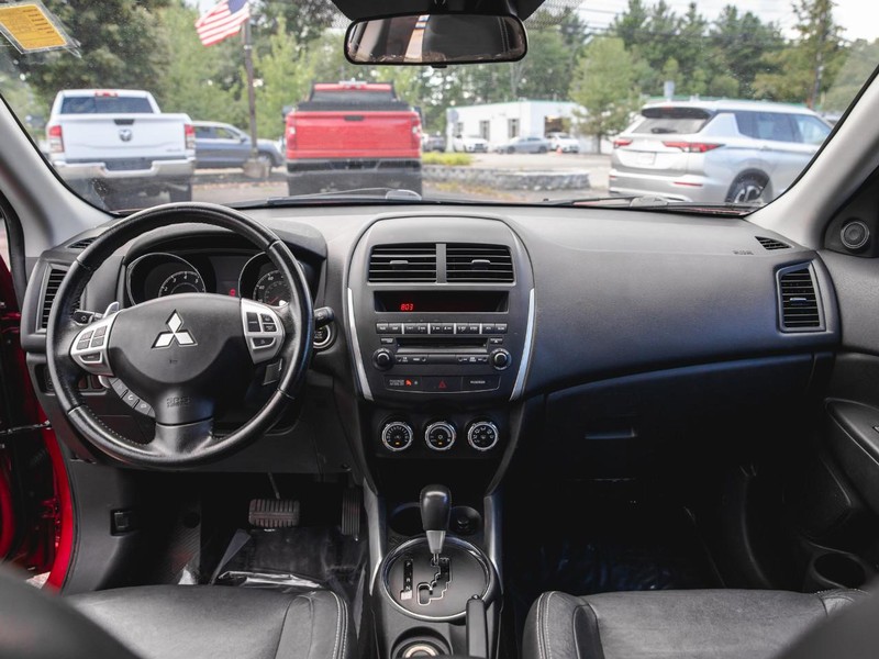 Mitsubishi Outlander Sport Vehicle Full-screen Gallery Image 13