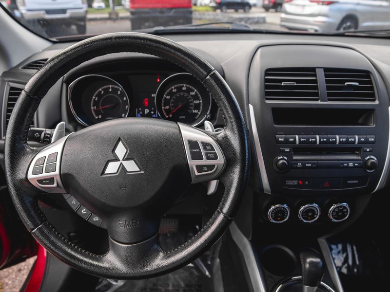 Mitsubishi Outlander Sport Vehicle Full-screen Gallery Image 14