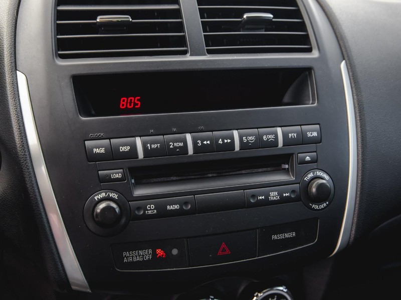 Mitsubishi Outlander Sport Vehicle Full-screen Gallery Image 18
