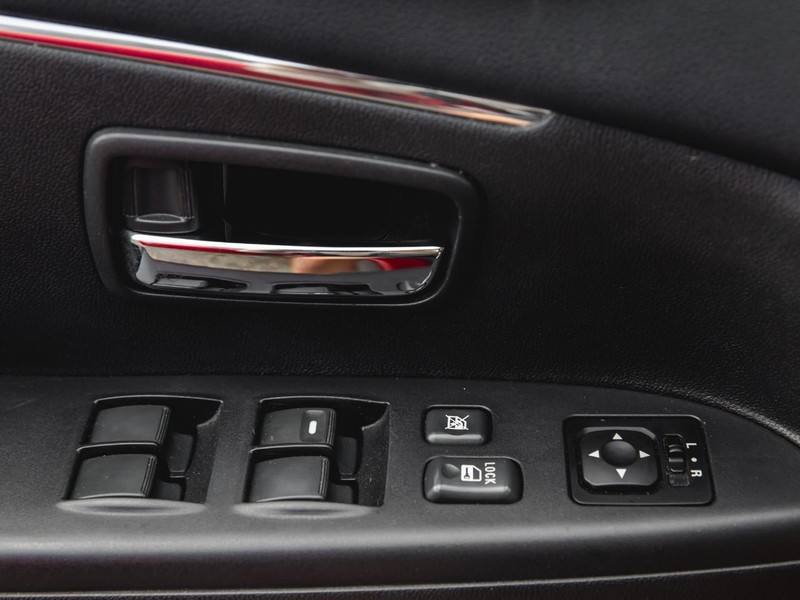 Mitsubishi Outlander Sport Vehicle Full-screen Gallery Image 21