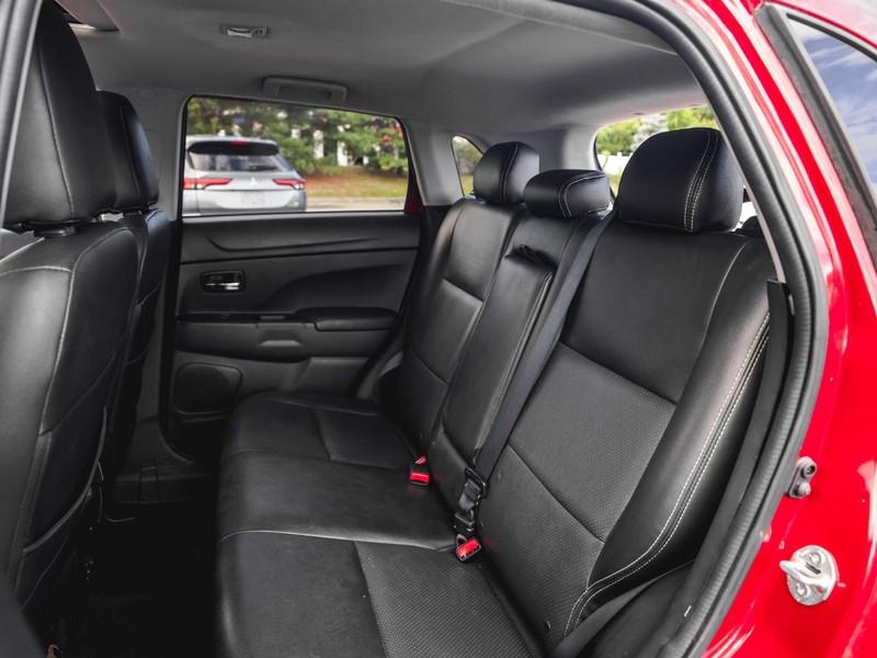 Mitsubishi Outlander Sport Vehicle Full-screen Gallery Image 22