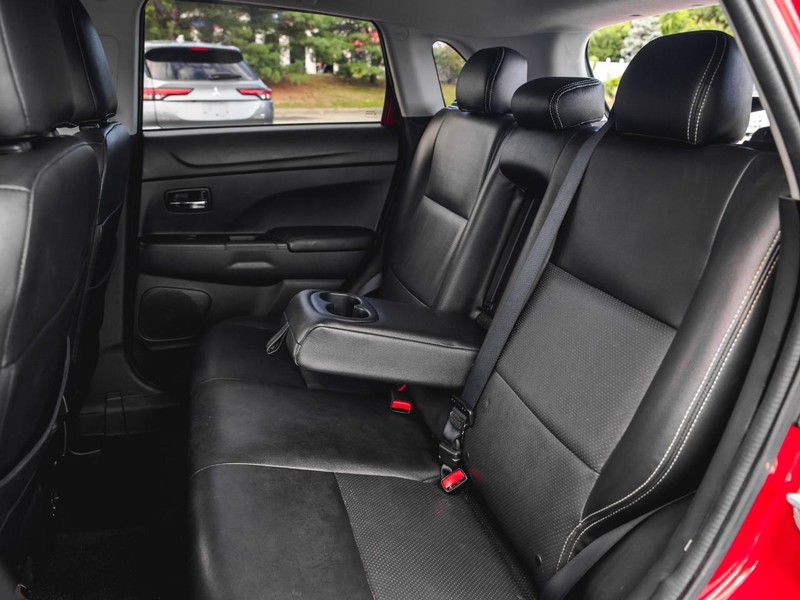 Mitsubishi Outlander Sport Vehicle Full-screen Gallery Image 23