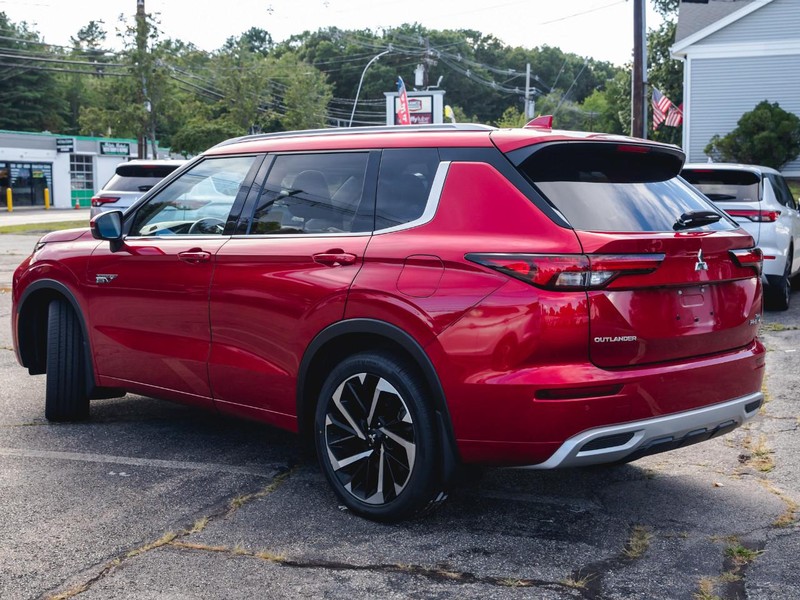 Mitsubishi Outlander PHEV Vehicle Full-screen Gallery Image 03